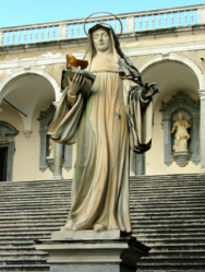Fotografia della statua di Santa Scolastica presso l’Abbazia di Montecassino