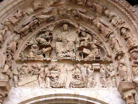 Fotografia del timpano della Chiesa dell’Abbazia di Fleury sur Loire riproducente il trasferimento di parte delle 'ossa di san Benedetto' in Francia