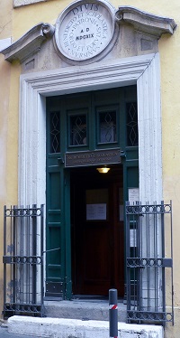 Ingresso della chiesa dei SS. Benedetto e Scolastica a via di Torre Argentina